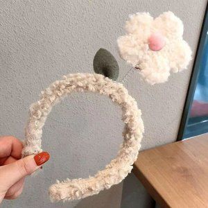 Cute three-dimensional flower headband